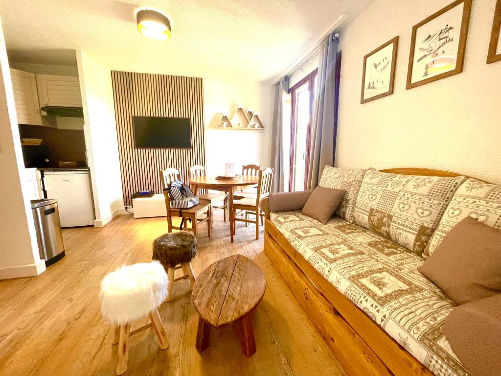 Séjour chaleureux et équipé de l’appartement